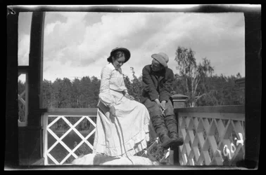 Erna en Guido Simberg en Sarto op de veranda van de Roze Villa