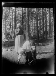 Modellen van de Broom Grannies schilderij in Niemenlauta
