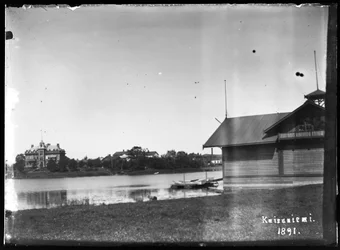 Rechts het paviljoen van de roeivereniging in Kaisaniemi, links de villa van fabriekseigenaar Rieks