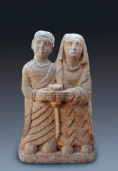 Anic kunst: paar brengt een offer. Steenbeeldhouwwerk, 3e eeuw v.Chr. Nationaal Archeologisch Museum van Madrid.