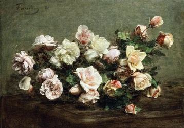 Vaas met witte rozen op een tafel