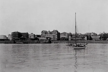 India: Gezicht op Bombay vanuit de haven (z/w foto)