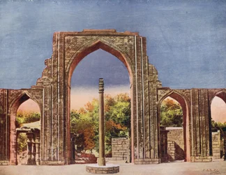 Quwat-ul-Islam Masjid en ijzeren pilaar, Delhi, India (kleurenfoto)