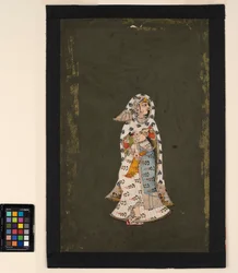 Een staande vrouw in een witte sari met bloemmotief, een mantel met pauwenverenmotief