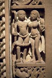 Liefdespaar. Deurkozijn in gebeeldhouwd steen, kunst van Rajasthan of Uttar Pradesh (India), 9e-10e eeuw. Nationaal Museum van Korea, Seoul (Zuid-Korea).