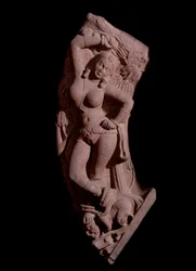 Dame die op een dwerg klimt (rood zandstenen beeldhouwwerk, Kushan-rijk)