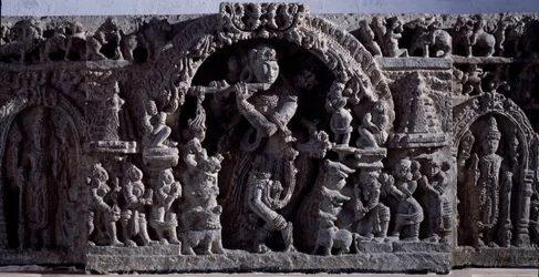Hindoeïsme: "Krishna of Venugopala, meester van de fluitkoeien" Zwartstenen beeldhouwwerk, centraal deel 12e eeuw - Halebidu, Mysore - Calcutta, Indian Museum