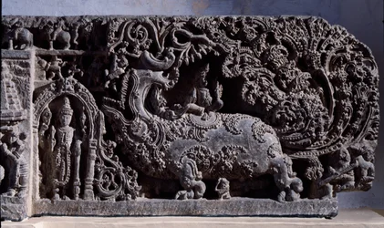Hindoeïsme: "Krishna of Venugopala, meester van de fluitkoeien" Zwartstenen beeldhouwwerk, rechterdeel 12e eeuw - Halebidu, Mysore - Calcutta, Indian Museum