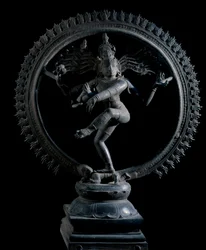 Hindoeïsme: voorstelling van de god Shiva Nataraja, god van de dans (Shiva Nataraja, heer van de dans). Bronzen sculptuur, 12e eeuw. Kolkata, Indian Museum