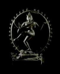 Hindoeïsme: voorstelling van de god Shiva Nataraja, god van de dans. Bronzen beeldhouwwerk 12e eeuw - Kolkata, Indian Museum