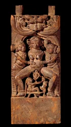 Indiase kunst: voorstelling van Mahamai, moedergodin, die bevalt. Houten reliëf uit de 18e eeuw Privécollectie
