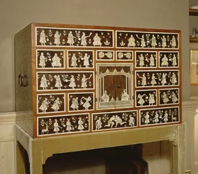 Indiase kast versierd met ivoor en rozenhout, 17 laden, Ceylon, 1700