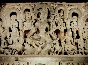 Latei met hindoeïstische drie-eenheid, uit Waranal, Andhra Pradesh, Kakatiya-dynastie