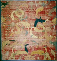 Deel van een tapijt met fantastische dieren op rode ondergrond, Mughal, c.1580-85