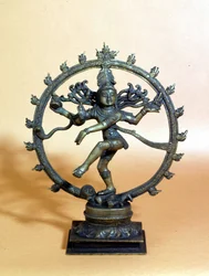 Shiva dansend in de cirkel van vuur en verpletterend de geest van het kwaad. 18e eeuw. Milaan