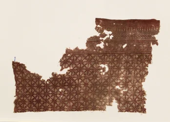 Textielfragment met in elkaar grijpende spiralen