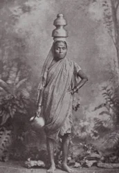 Bombay / Mumbai: Het melkmeisje (z/w foto)