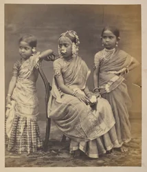 Een groep kinderen uit Madras, die de manier van het dragen van sieraden toont, ca. 1870