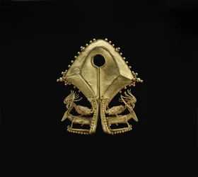 Mamuli, hanger met kaketoes rijdend op herten, volkeren van het eiland Sumba, ca. 19e eeuw