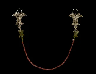 Paar oorbellen met ketting (Kemene ni lean), Moluccas volkeren
