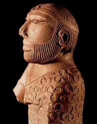 Indusbeschaving: houten buste van een priester-koning. Rond 2000 v.Chr. Van de vindplaats Mohenjo-Daro in Pakistan. Nationaal Museum van Pakistan, Karachi.