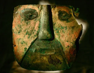 Een koperen masker opgegraven uit de cultuur van Lambayeque van A....