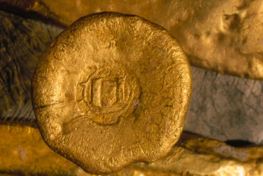 Een schitterend fortuin aan goud en zilver is van de zeebodem geborgen. Schatten zoals deze gouden knoop werden via Cuba van de Nieuwe Wereld naar Sevilla verscheept. Met dank aan het Bureau van de Historicus van de Stad Havana.