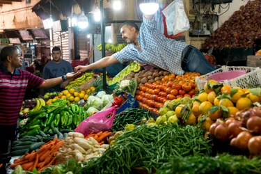 Een verkoper in een souk in Fes, Marokko