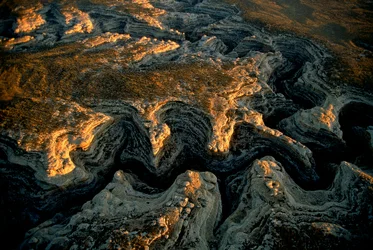 Luchtfoto van een uitgedroogde Utah mesa - Grand Gulch leverde water aan vele kleine...