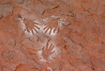 Oude Anasazi rotstekeningen, een handafdruk in Grand Gulch, Utah