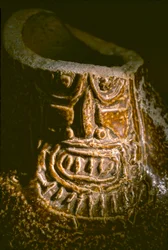 Artefacten uit de Hucha. El Brujo is een afgelegen complex van piramideruïnes van de Moche - een cultuur die de noordkust van Peru regeerde van ongeveer 100 tot 800 na Christus. Graven in de Moche-vallei in 1899, de Duitse archeoloog Max Uhle was de eerste