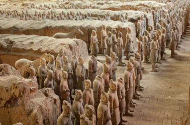In het Terra Cotta Warrior Museum, scènes van de verschillende krijgers in het Pit 1 gebied