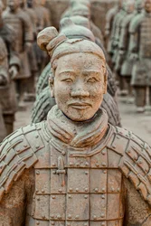 In het Terra Cotta Warrior Museum, scènes van de verschillende krijgers in het Pit 1-gebied, 2009