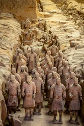 In het Terra Cotta Warrior Museum, scènes van de verschillende krijgers in het Pit 1-gebied, 2009