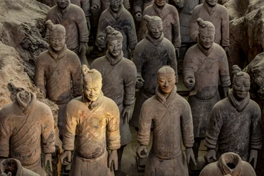 Bij het Terra Cotta Krijgersmuseum, scènes van de verschillende krijgers in het Put 1 gebied, 2009 (foto)