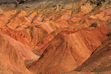 Bij de gekleurde rotsen nabij de kampeerplaats bij Wu Cai Wan in de Gobi-woestijn, Xinjiang..., 2007