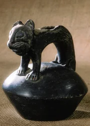 Keramische katachtige in Chimu-stijl, gevonden in Purachuco, Peru. De geschatte leeftijd is 500 - 600 jaar.