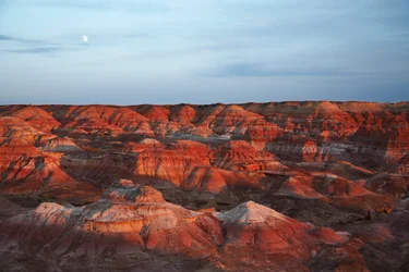 Gekleurde rotsen nabij Wu Cai Wan in de Gobi-woestijn, Xinjiang, West-China
