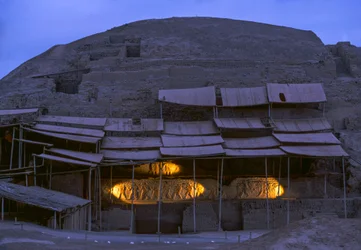Nachtelijke scène in El Brujo, een afgelegen complex van piramideruïnes van de Moche - een cultuur..., 2005 (foto)