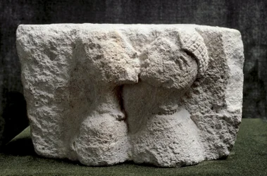 Iberische kunst: de Kus van Osuna. Hoog reliëf van kalksteen dat een man en een vrouw die kussen voorstelt - IJzertijd II, Dim. 13,5x24x20 cm - Madrid, Nationaal Archeologisch Museum