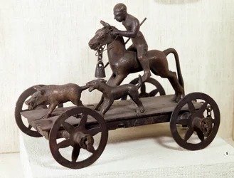 IJzertijd: bronzen miniatuurwagen uit Mérida met een voorstelling van een everzwijnenjacht. Uit Mérida, Spanje. Afmetingen: 0,12x0,28 m. Saint-Germain-en-Laye, Nationaal Archeologisch Museum