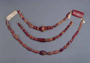 Drie kettingen van kralen uit Hallstatt, Oostenrijk, 700-500 v.Chr. (amber)
