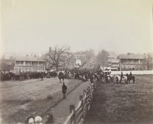 Processie van troepen en burgers op weg naar de inwijding van het Soldiers