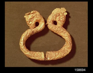 Armband met twee monsterkoppen, 14e-15e eeuw (hout)