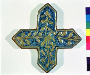 Kruisvormige tegel met bladgoud in de stijl van Takht-e Solaiman, 13e-14e eeuw