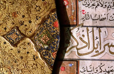 Detail van de ingewikkelde goud- en lapis lazuli-verlichtingen en arabeske ontwerpen met thulth- en naskh-scripts op een Koranomslag