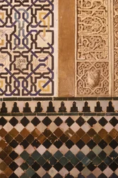 Detail van het tegelontwerp in de patio de Mexuar