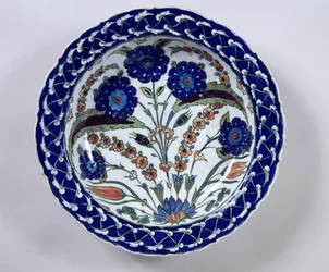 Schaal met een bloemendecoratie, Iznik