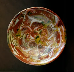 Islamitische kunst: kleine keramische kom met plantaardige decoraties. Uit Irak. 9e eeuw na Chr. Dim. 13,8 cm Parijs, Musee du Louvre