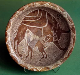 Islamitische kunst: snede van de kameel die haar baby voedt. Uit Irak. 10e eeuw